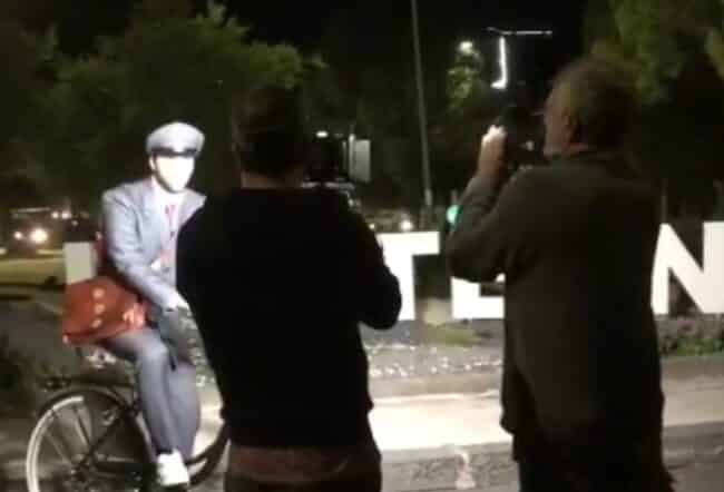 Postino di “C’è posta per te” avvistato a Paternò: chi sarà il destinatario dell’invito?