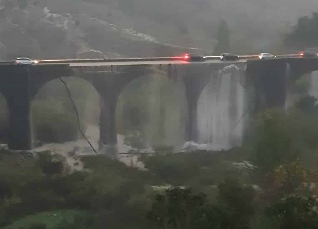 Temporali a Catania e provincia, prosegue la conta dei danni: crolla metà muro di un ponte, auto in panne – FOTO e VIDEO