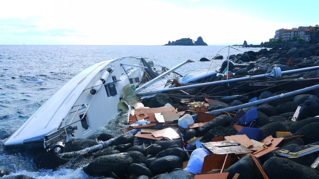 Area protetta Isole Ciclopi: grave inquinamento causato da una barca di migranti