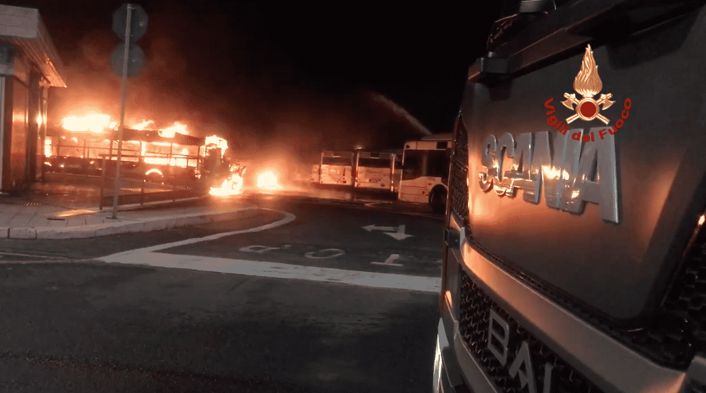 Roma, maxi incendio all’alba: fiamme divorano 30 autobus – IL VIDEO
