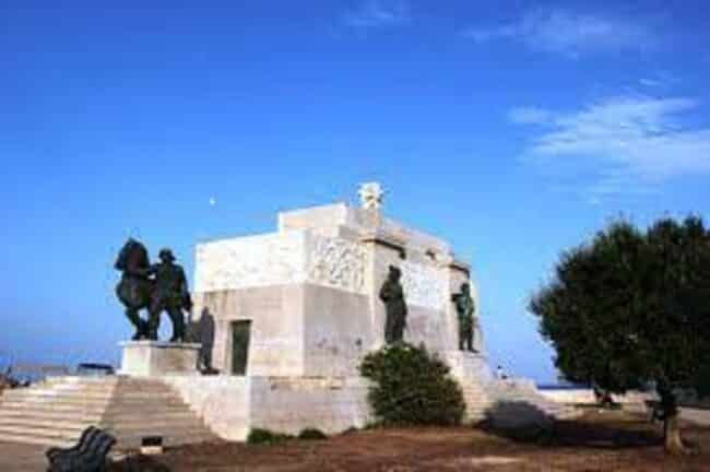 Atto vandalico, imbrattato il monumento ai Caduti: nessuno si è accorto dell’accaduto