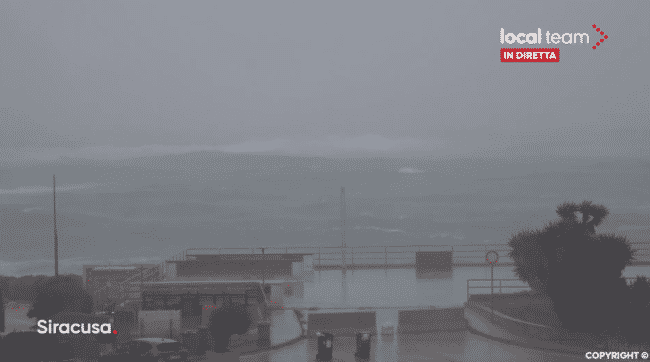 Maltempo in Sicilia, IN DIRETTA da Siracusa: mare in tempesta, forte vento e pioggia battente