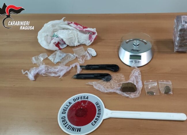Beccati mentre preparano le dosi di hashish da mettere sul mercato: 4 arresti
