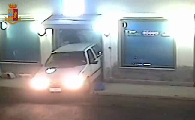 Furto con spaccata in un bar, identificati gli autori già “protagonisti” in una scuola – VIDEO