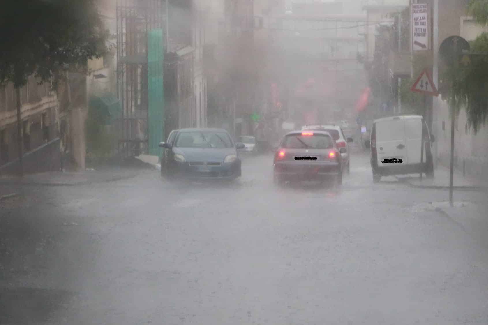 Maltempo, vittima a Gravina di Catania: uomo esce dall’auto, ma viene travolto dalla fiumana d’acqua