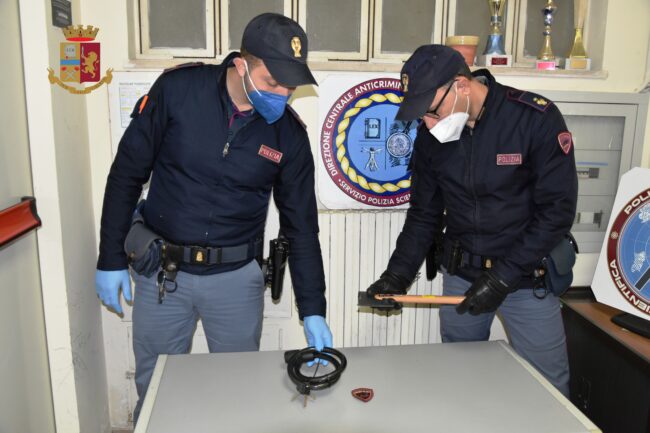 Tentato omicidio in piazza della Repubblica, ubriaca minaccia le vittime con un’accetta: in carcere