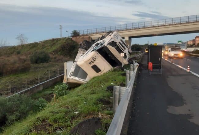 Tangenziale di Catania nel caos, tir finisce la sua corsa fuori strada: di notte la rimozione del mezzo