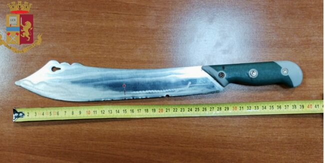 Dalla partita di cricket alla rissa, 32enne aggredisce connazionale con il machete: manette ai polsi