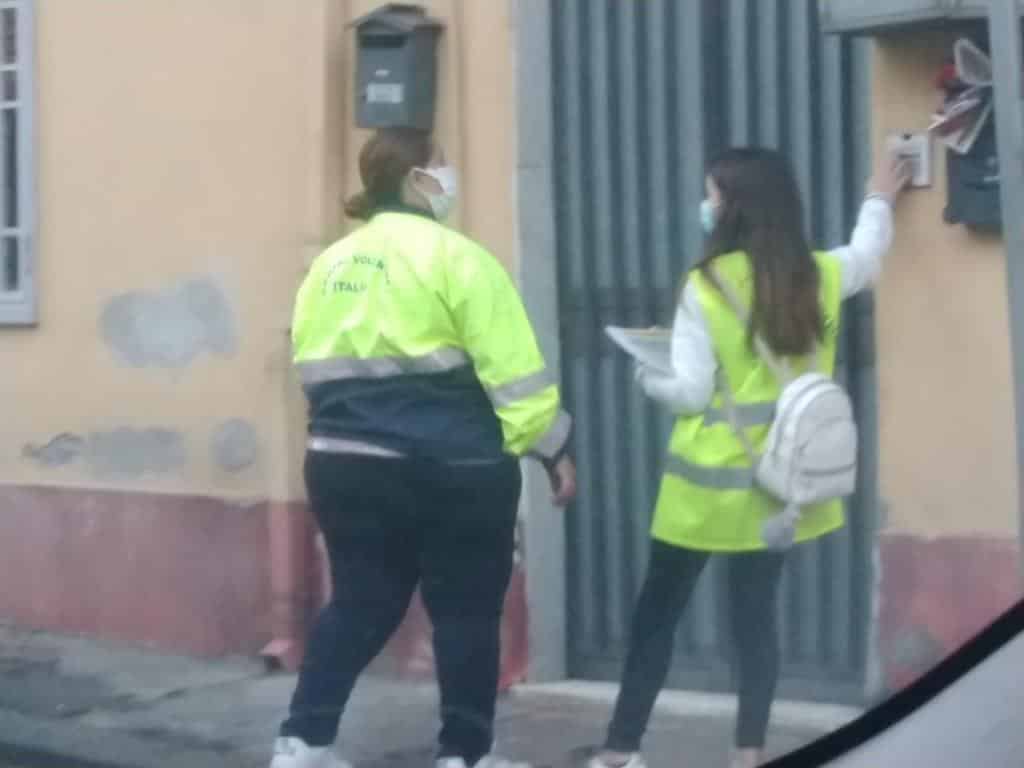 Emergenza rifiuti a Catania, incubo agli sgoccioli? “Porta a porta” e polizia in incognito per scovare gli sporcaccioni