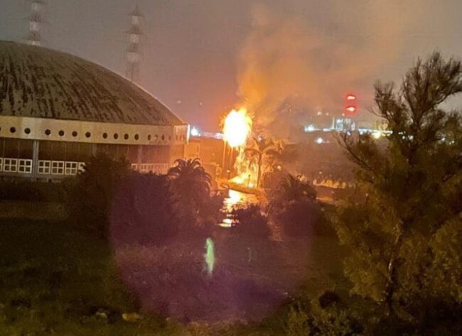 Un fulmine colpisce la città, albero prende fuoco. Il sindaco: “Prestate la massima attenzione”