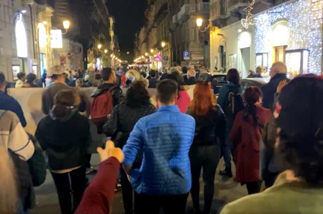 A Catania sfilano i no Green Pass e “soffiano” sul fuoco del Covid. In città crescono i contagi