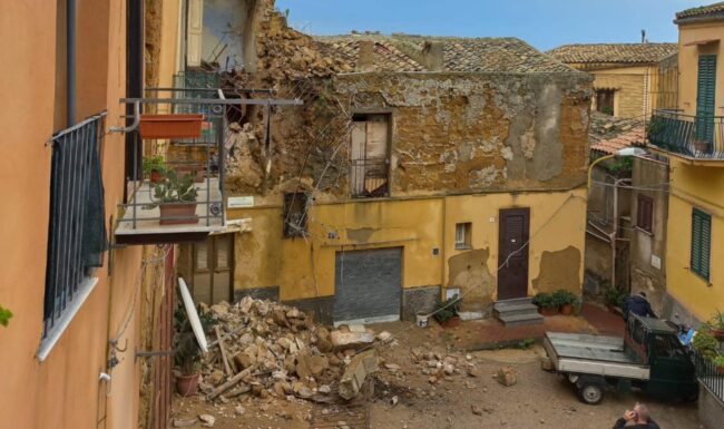 Paura in via Garufo, crolla abitazione a causa del maltempo: vigili del fuoco sul posto, area interdetta