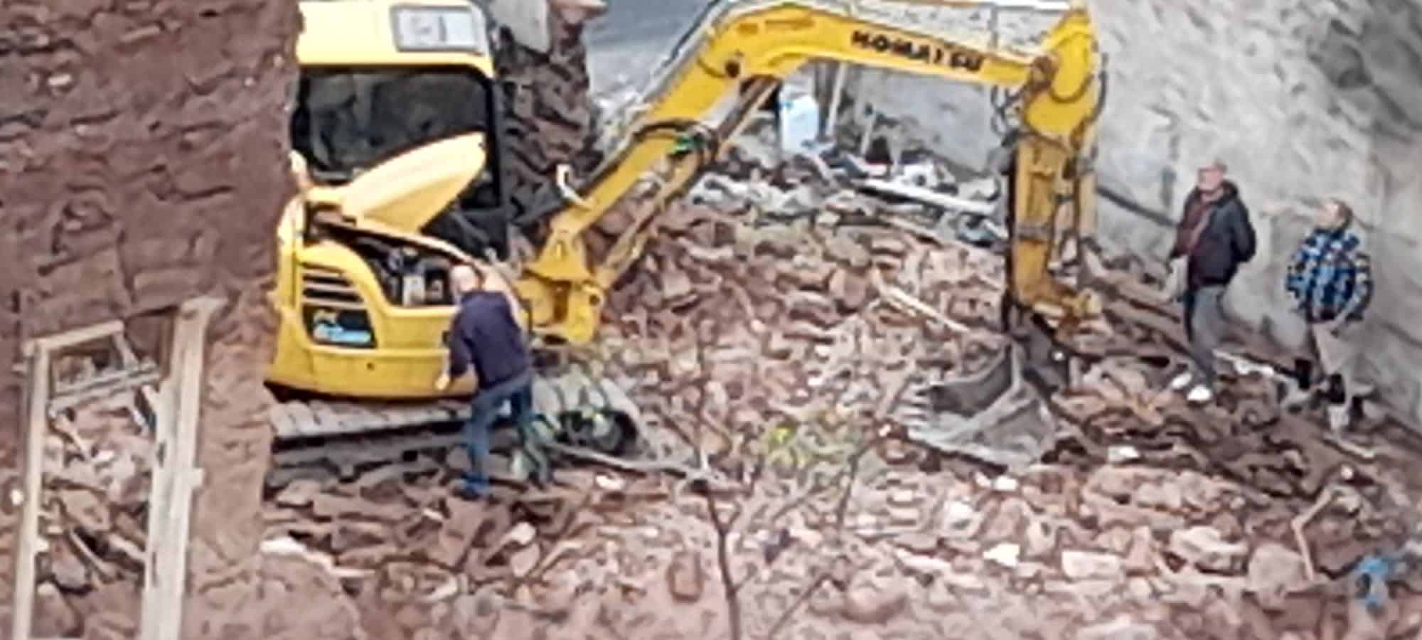 Edificio in stato di abbandono a rischio crollo a Catania, finalmente l’abbattimento – FOTO e VIDEO