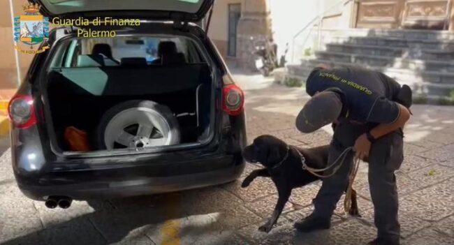 Dalla Calabria alla Sicilia con la droga, pusher beccato in autostrada con quasi 8 chili di cocaina: arrestato