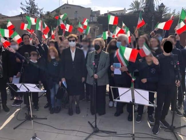 Giornata dell’Unità Nazionale e Giornata delle Forze Armate, 4 novembre 2021. La mano sul cuore all’I.C. Ercole Patti di Trecastagni