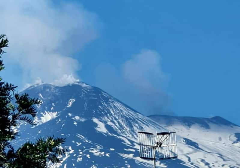 Etna no-stop, emissione di cenere anche di domenica ma le nuvole “nascondono” lo spettacolo