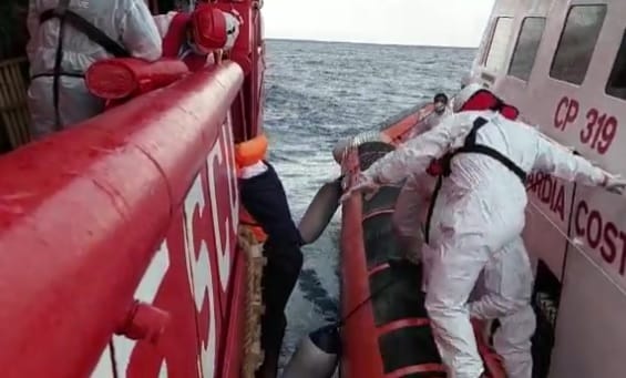 Migranti, la Ocean Viking vicina a Lampedusa. Minore sta male, trasportato a terra dalla Guardia Costiera