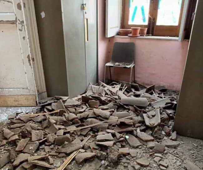 Catania e le scuole che crollano, soffitto viene giù all’Alberghiero. Sindacati contro Pogliese
