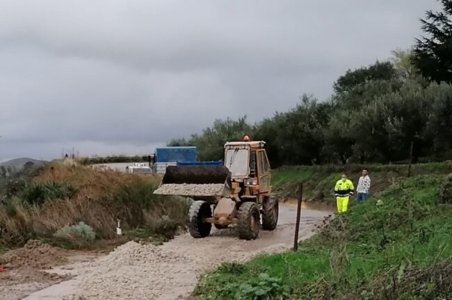 Il maltempo sorprende gli studenti sul pullman, giovani bloccati in mezzo al fango: liberati dai soccorritori