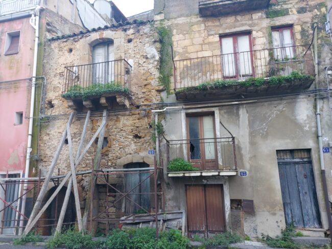 Pericolo di crollo di alcuni immobili nel Catanese, divieto di transito dei veicoli