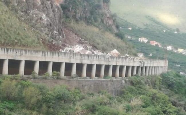Sicilia “fragile”, due frane nel giro di poche ore: massi invadono le carreggiate, traffico interrotto