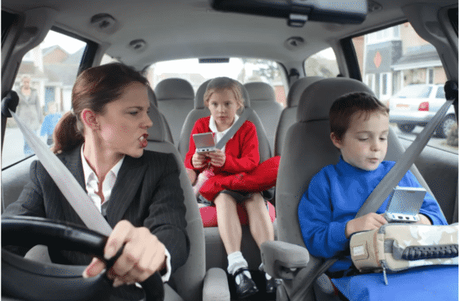 Aspettare i figli in doppia fila: reato penale e ripercussioni psicologiche sui piccoli, ne vale la pena?