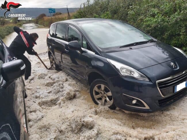 Siracusa, il coraggio dei soccorritori contro il maltempo: i salvataggi delle ultime ore – FOTO