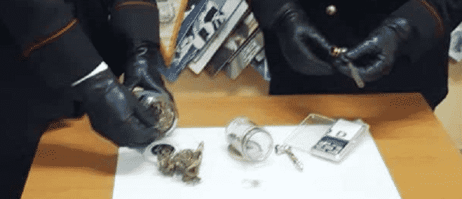 Andirivieni di persone “sospette” in casa, i carabinieri irrompono e scoprono la droga: 28enne in manette