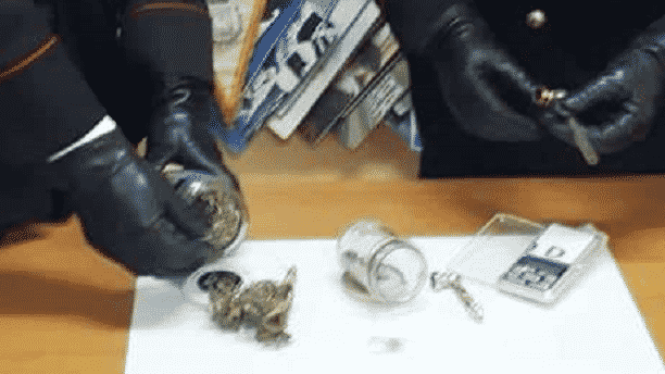 Andirivieni di persone “sospette” in casa, i carabinieri irrompono e scoprono la droga: 28enne in manette