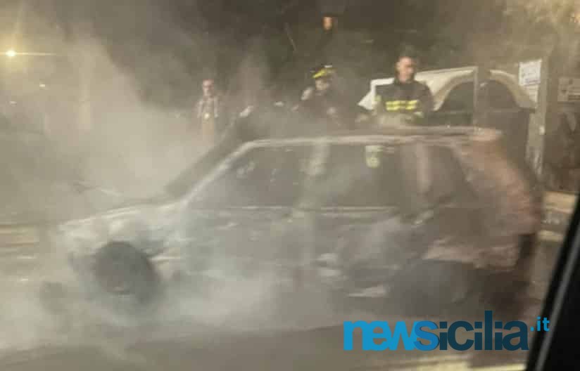 Paura al viale Nitta, auto in movimento divorata dalle fiamme: intervengono i vigili del fuoco