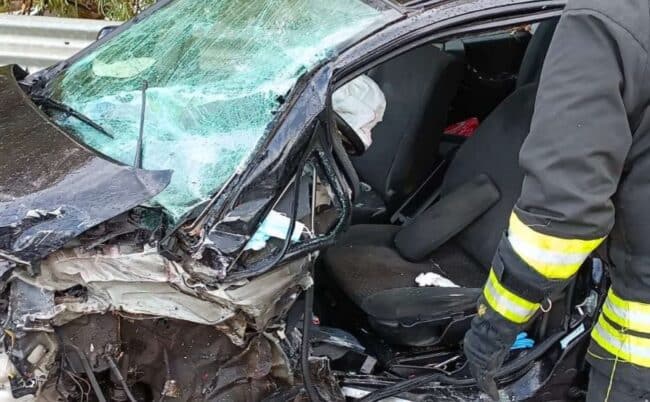 Incidente alla Zona Industriale: sangue e macchine accartocciate, tre feriti estratti dalle lamiere