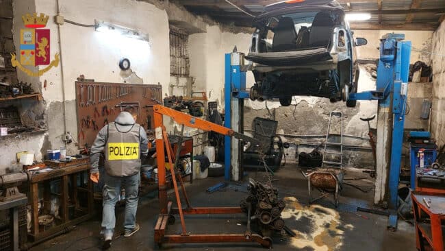 Aveva creato un’officina abusiva all’interno dell’abitazione di un defunto: denunciato un catanese