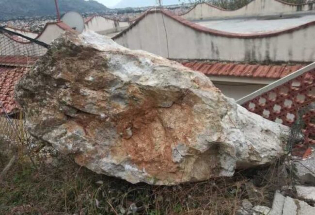 Masso crollato dal monte, parla il sindaco: “Situazione grave, altre rocce rischiano di cadere”