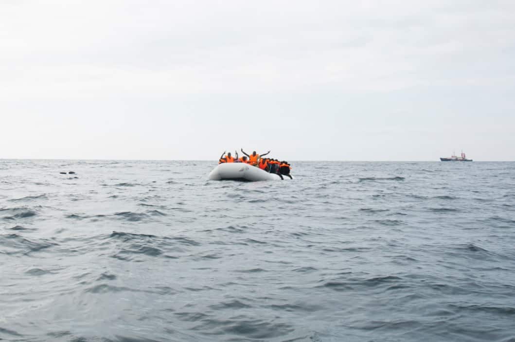 Tragedia in mare, esplode bombola su barcone con migranti: morti due bimbi, 7 feriti