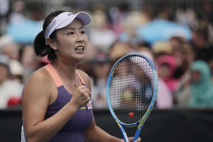 Peng Shuai, la tennista scomparsa riappare in videoconferenza con il Cio: “Sto bene”