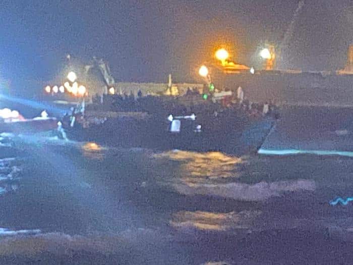 Migranti, in 400 su peschereccio incagliato al porto: profughi portati a terra durante la notte