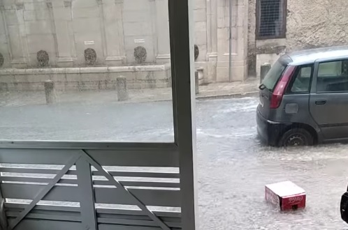 Bomba d’acqua su Vittoria, la forte pioggia manda in crisi la città: allagamenti e auto in panne – VIDEO