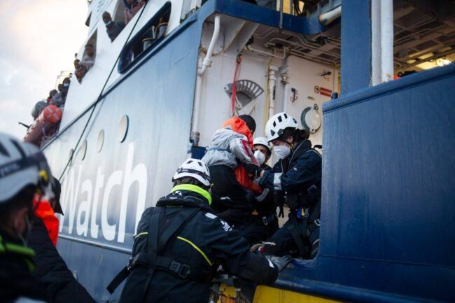 Migranti, sale il numero degli ospiti sulla Sea Watch 4. “Soccorsa altra barca, 375 naufraghi con noi”