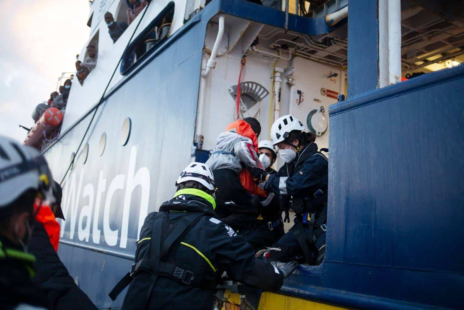 Arrivata a Porto Empedocle la Sea Watch: messi in quarantena 129 migranti