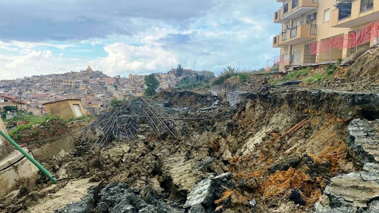 Maltempo in Sicilia, frane e smottamenti martoriano un Comune: 20 alloggi sgomberati, situazione critica