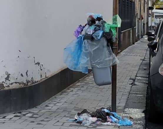 Catania, tra cestini divelti e incuria: la denuncia del Comitato Vulcania
