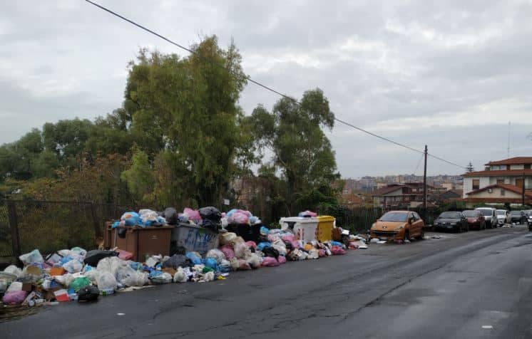 Catania e lo scenario dei cassonetti stracolmi di immondizia. La segnalazione del Comitato Vulcania