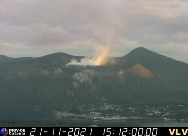 Vulcano, inizia l’evacuazione delle abitazioni al porto: bloccato l’accesso ai turisti
