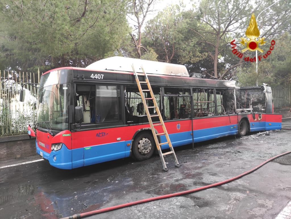Domato l’incendio dell’autobus in via Cristoforo Colombo e ripristinata la viabilità. Vedi foto.