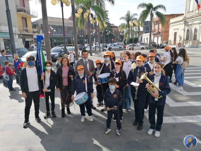 Festa 4 novembre, disegni e banda musicale: così gli Istituti “Savio” e “Purrello” di San Gregorio ricordano i Caduti