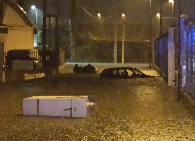 Crolla il muro di un edificio a causa del maltempo, Protezione civile al lavoro per arginare i danni