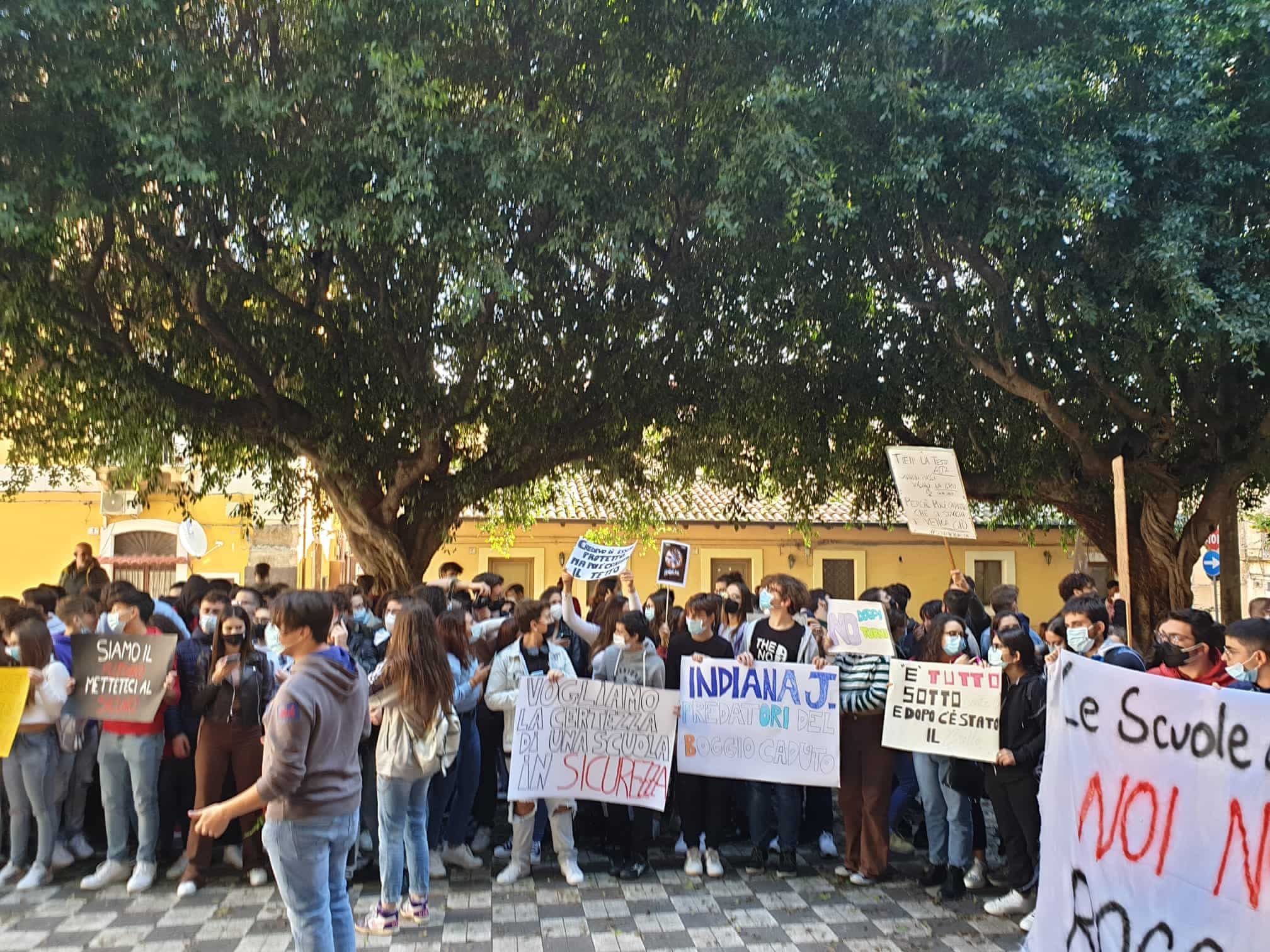 Catania, gli studenti del Boggio Lera protestano dopo la caduta del tetto: “La scuola crolla, noi no” – FOTO e VIDEO