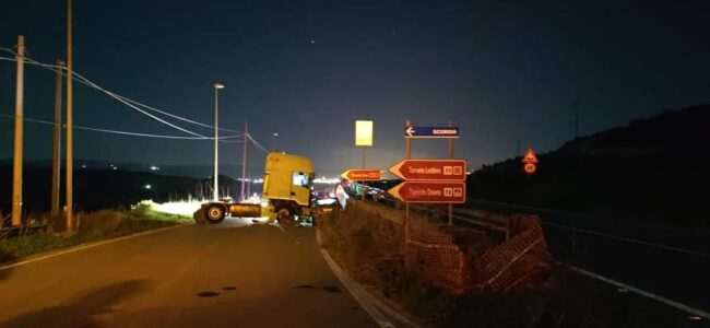 Incidente nel Catanese, uomo incastrato tra le lamiere dell’auto: è grave