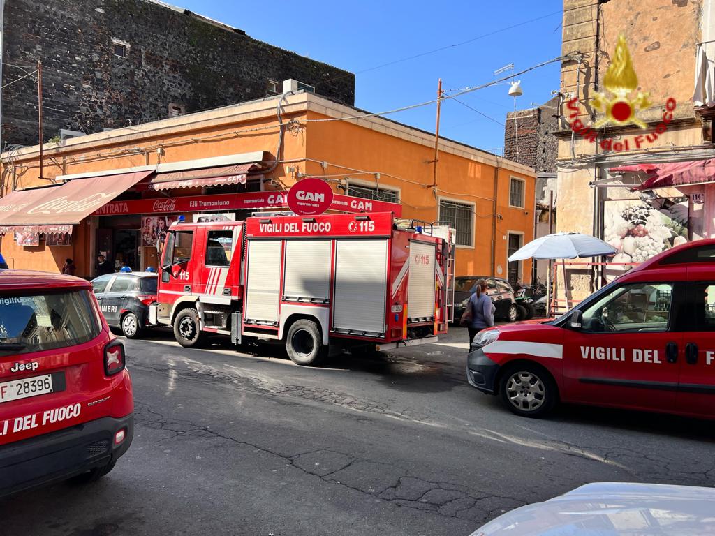 Catania, crolla il soffitto di una abitazione: ferita una donna – FOTO e VIDEO
