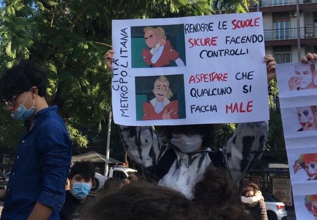 Sicurezza nelle scuole, manifestazione in corso a Catania: studenti uniti contro crolli e pericoli